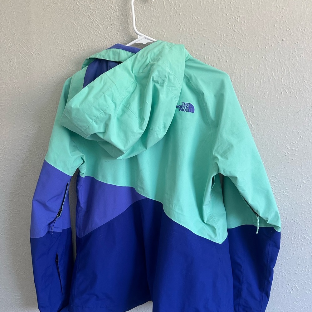 The North Face Mint and Navy Ski Jacket - Picture 3 of 3